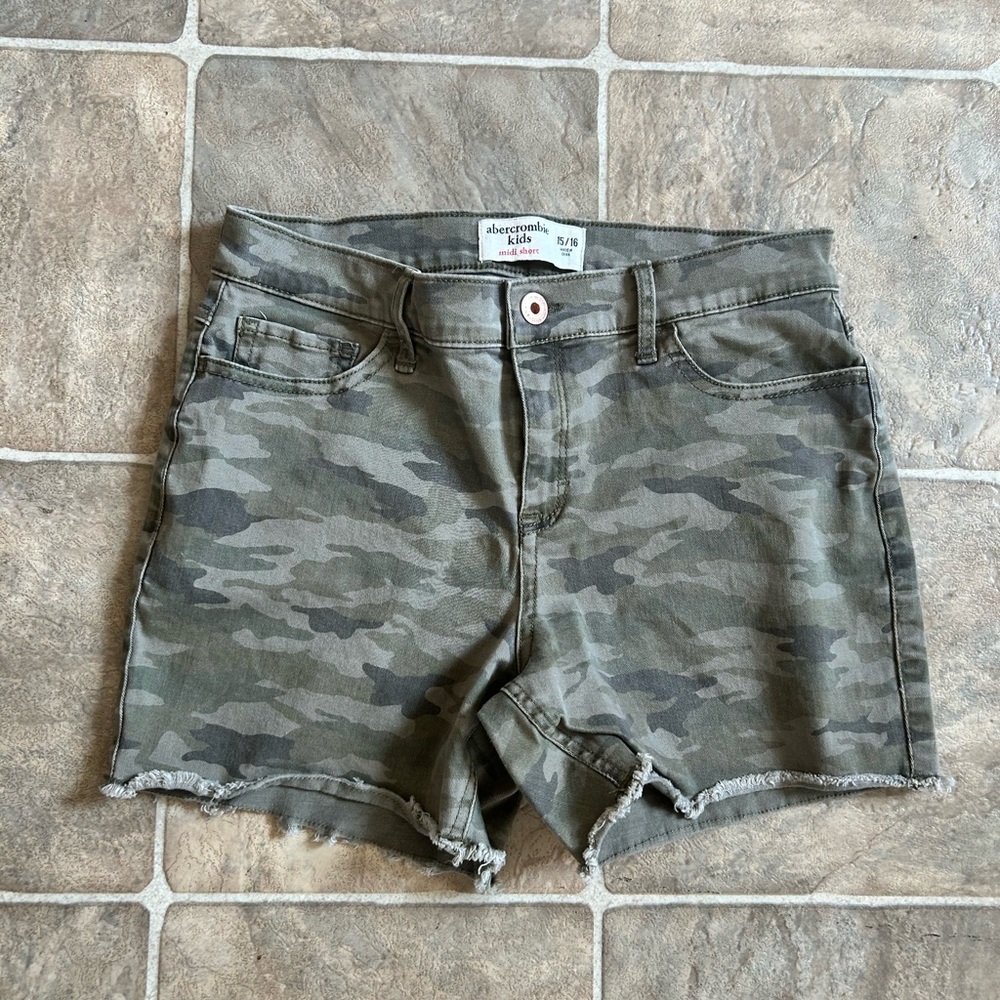 Youth girl Abercrombie Kids Camo shorts size 15/16